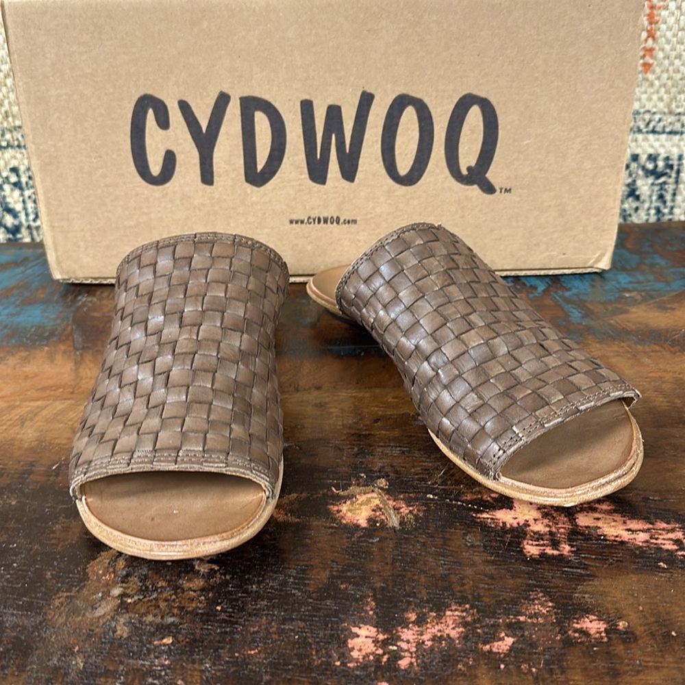Cydwoq Amanthus Mules. New in box from Sundance.
